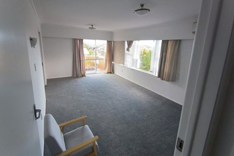 Photo of property in 327 Wairau Road, Totara Vale, Auckland, 0627