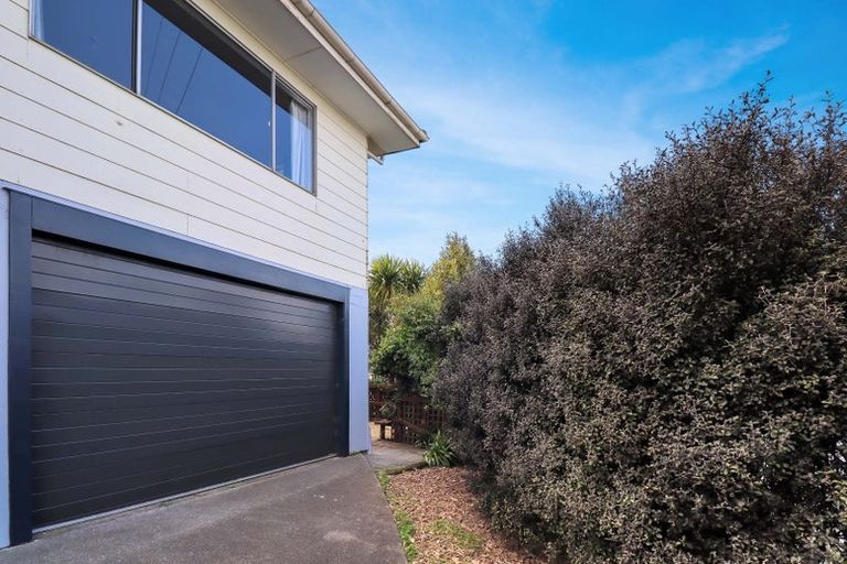 Photo of property in 23a Brooker Grove, Newlands, Wellington, 6037