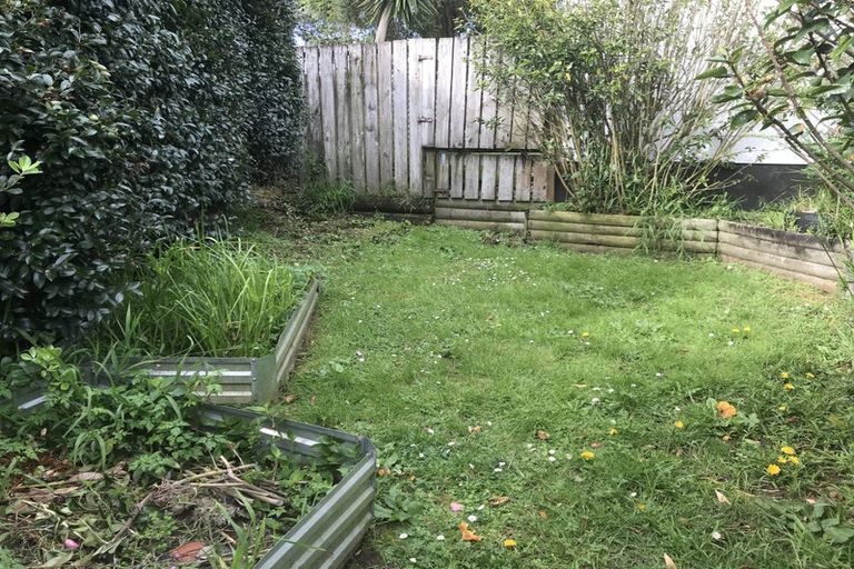 Photo of property in 17 St Catherine Crescent, West Harbour, Auckland, 0618