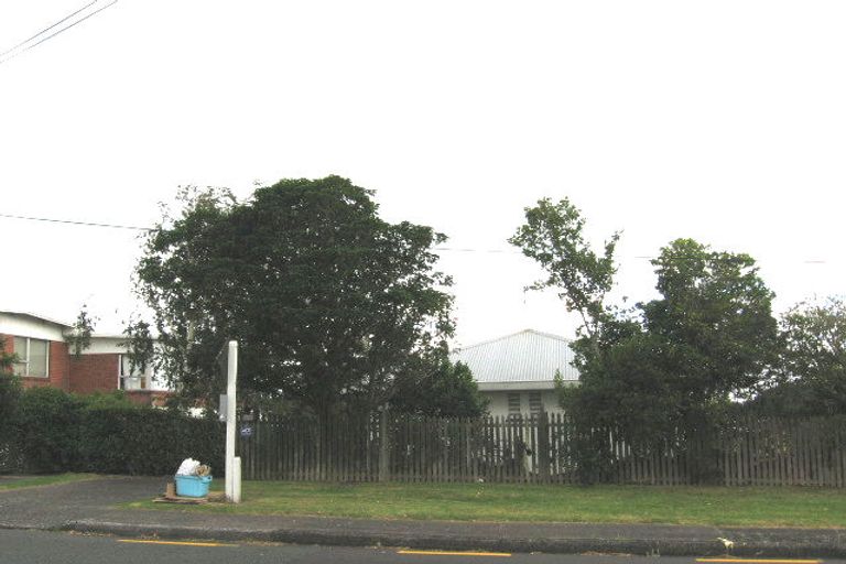 Photo of property in 2/79 Sylvan Avenue, Northcote, Auckland, 0627