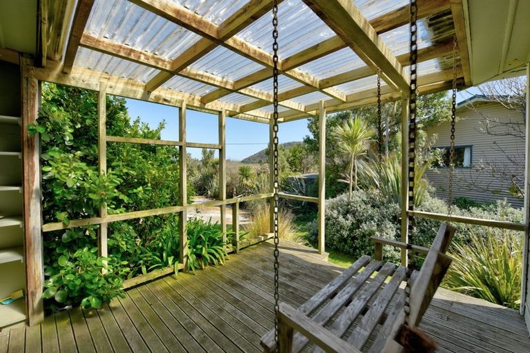 Photo of property in 501 Waikawa Curio Bay Road, Curio Bay, Tokanui, 9884
