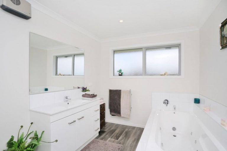 Photo of property in 17 Sunrise Drive, Seaward Bush, Invercargill, 9812