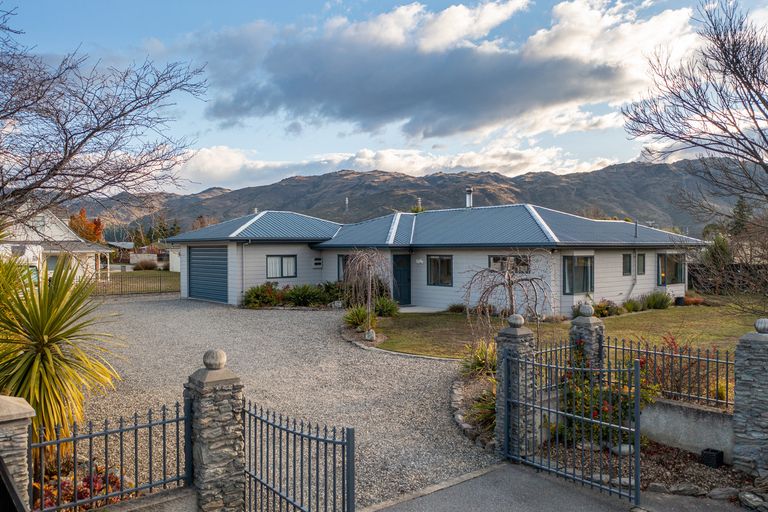 Photo of property in 6 Albert Drive, Clyde, 9330