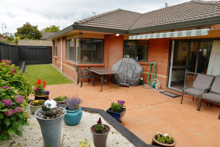 Photo of property in 2/11 Pat O'connor Place, Manurewa, Auckland, 2105