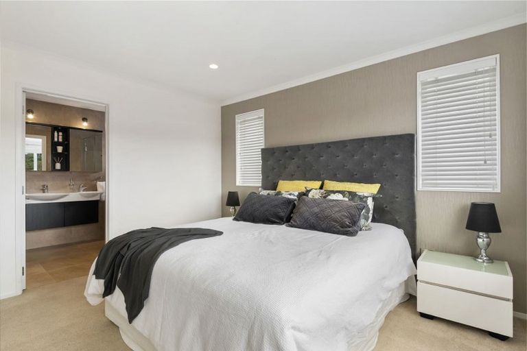 Photo of property in 12 Ilam Lane, Fairview Heights, Auckland, 0632