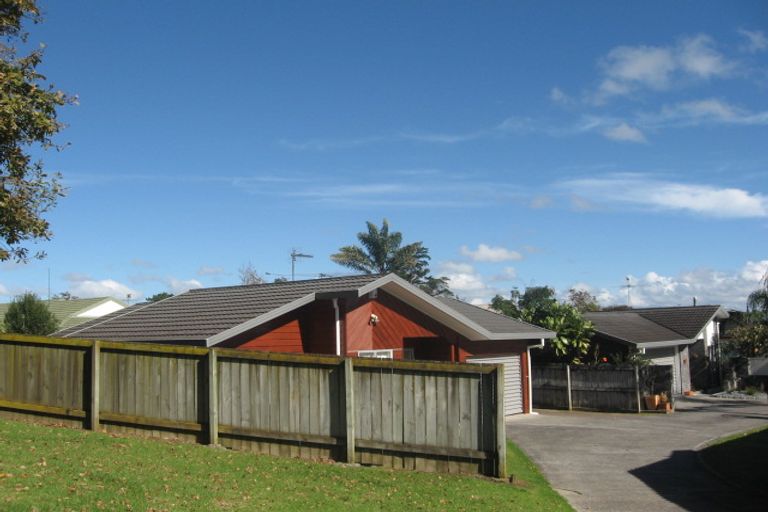 Photo of property in 2/15 Lochend Place, Highland Park, Auckland, 2010
