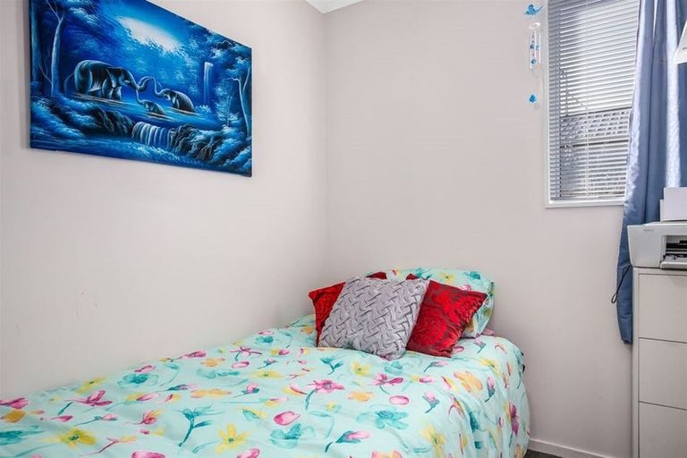 Photo of property in 43 Cleat Street, Whitby, Porirua, 5024