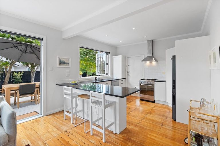 Photo of property in 15 Alberta Street, Point Chevalier, Auckland, 1022