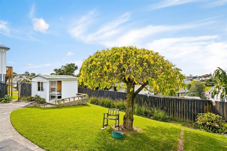 Photo of property in 1 Maywood Crescent, Glen Eden, Auckland, 0602