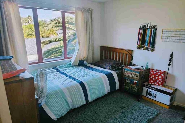 Photo of property in 2/72 Heathcote Road, Castor Bay, Auckland, 0620