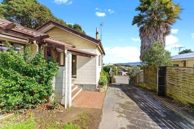 Photo of property in 19 Napier Grove, Waikanae Beach, Waikanae, 5036