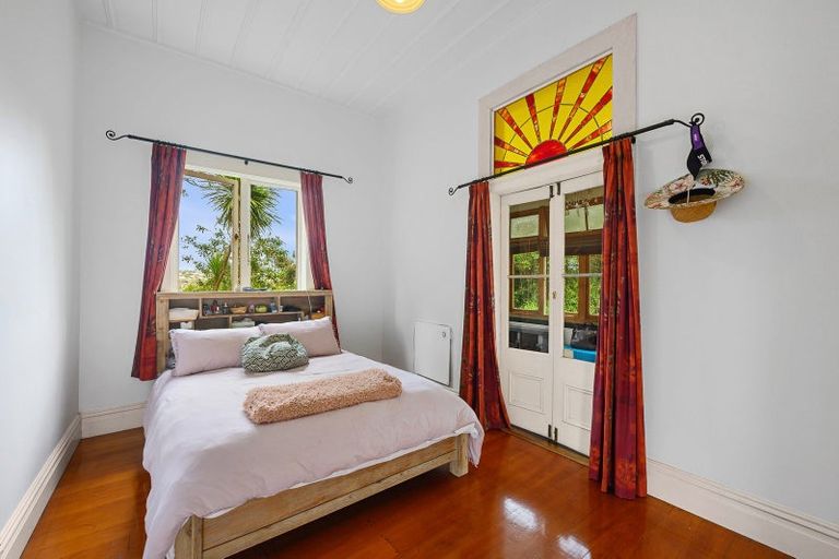 Photo of property in 10 Limmer Place, Browns Bay, Auckland, 0632