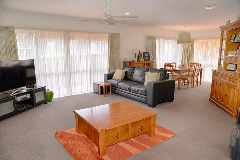 Photo of property in 2/11 Pat O'connor Place, Manurewa, Auckland, 2105