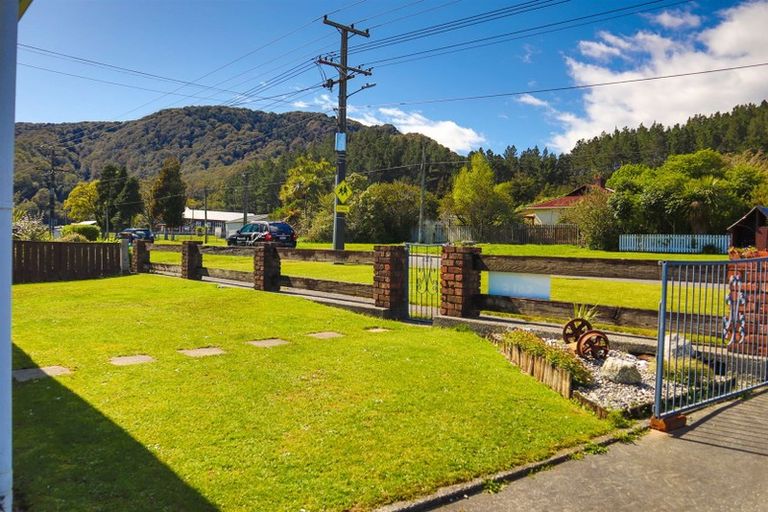 Photo of property in 49 Omapere Street, Dobson, Greymouth, 7805