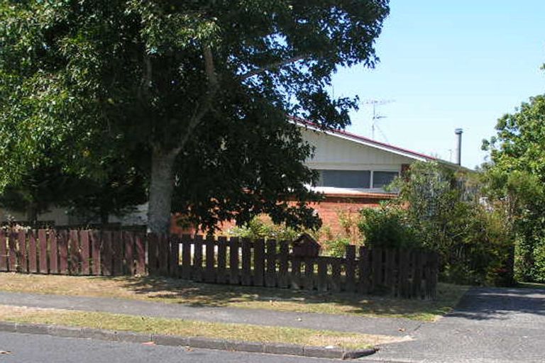 Photo of property in 17 Ravenwood Drive, Forrest Hill, Auckland, 0620
