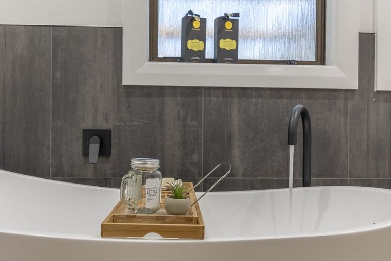 Photo of property in 44b Crosland Road, South Head, 0874