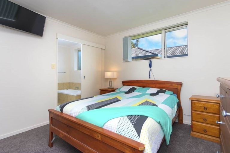 Photo of property in 18 Ranch Place, Pukekohe, 2120