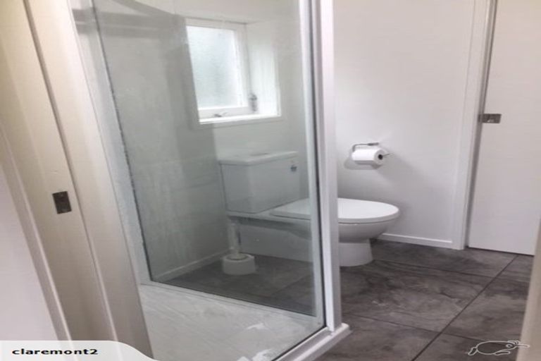 Photo of property in 24 Holdaway Avenue, Northcote, Auckland, 0627