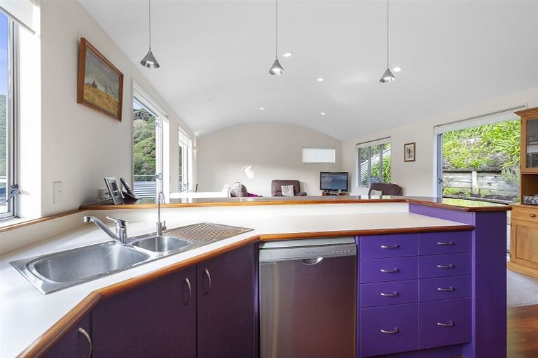 Photo of property in 2 Reserve Road, Plimmerton, Porirua, 5026