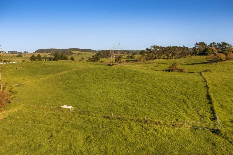 Photo of property in 2640 South Head Road, South Head, Helensville, 0874