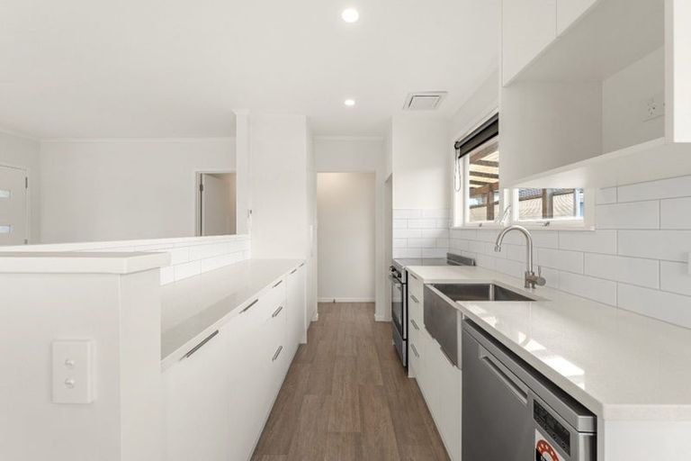 Photo of property in 16 Rewarewa Road, Te Atatu Peninsula, Auckland, 0610