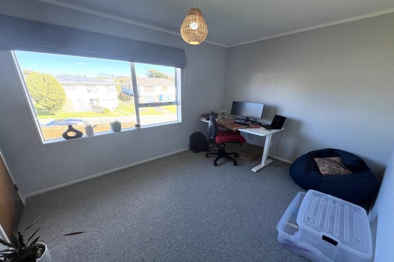 Photo of property in 24 Colchester Crescent, Newlands, Wellington, 6037