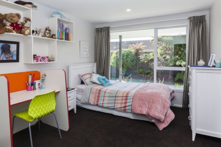Photo of property in 14 Oakfield Street, Burnside, Christchurch, 8053
