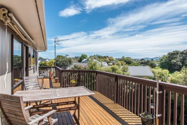 Photo of property in 16 Nugget Grove, Raumati Beach, Paraparaumu, 5032