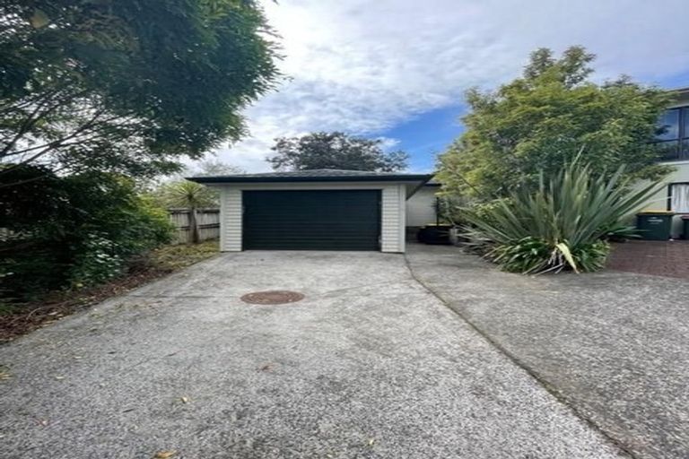Photo of property in 10a Rena Place, West Harbour, Auckland, 0618