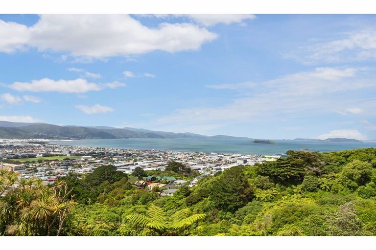 Photo of property in 15 George Gee Drive, Korokoro, Lower Hutt, 5012