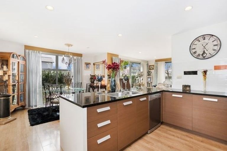 Photo of property in 16 Windfola Parkway, Takanini, 2112