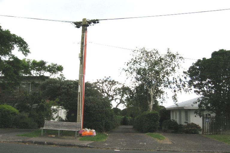 Photo of property in 2/81 Sylvan Avenue, Northcote, Auckland, 0627