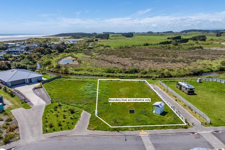 Photo of property in 13 Seagrass Place, Otaki Beach, Otaki, 5512