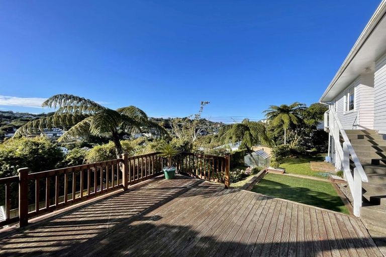 Photo of property in 7 Innes Way, Newlands, Wellington, 6037