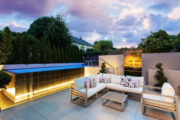 Photo of property in 8 Saint Andrews Square, Strowan, Christchurch, 8052