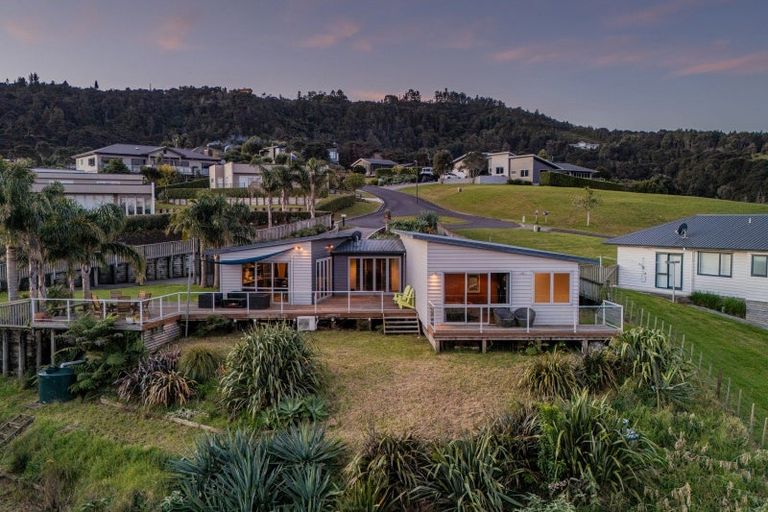 Photo of property in 16 Tironui Place, Whitianga, 3510
