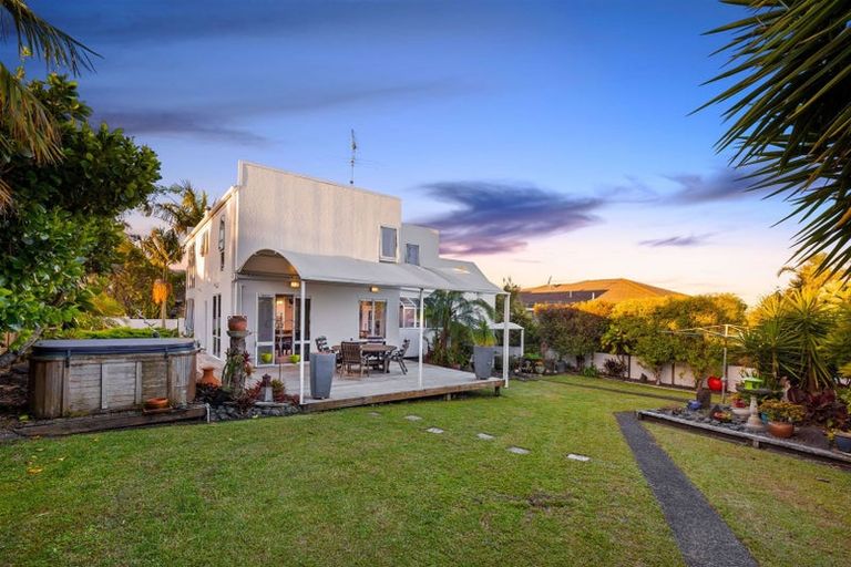 Photo of property in 6 Javelin Place, West Harbour, Auckland, 0618