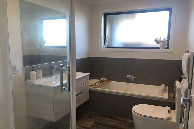 Photo of property in 31 Tahuna Minhinnick Drive, Glenbrook, 2681