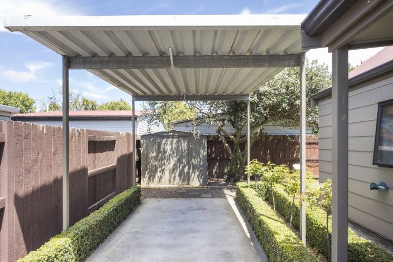 Photo of property in 2 Chatsworth Place, Highbury, Palmerston North, 4412