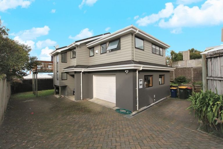 Photo of property in 2/123 Queen Street, Northcote Point, Auckland, 0627