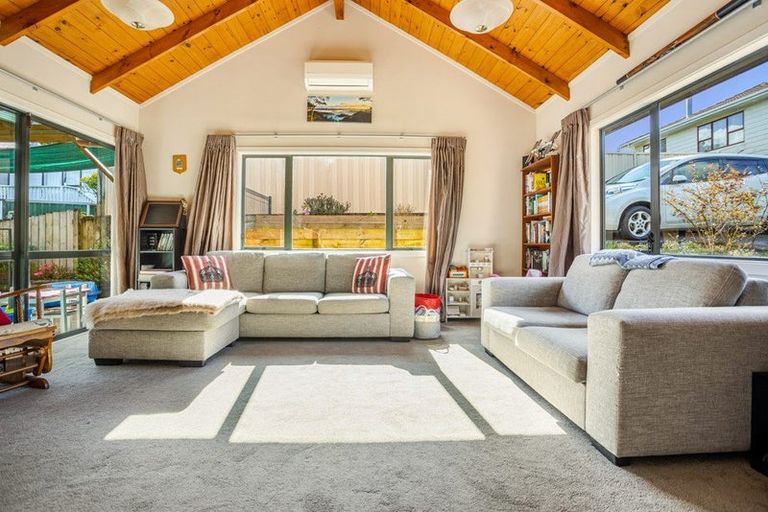 Photo of property in 11 Darcy Place, Massey, Auckland, 0614