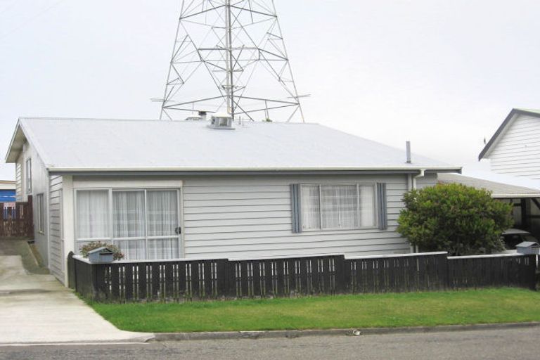 Photo of property in 3a Chetwode Grove, Newlands, Wellington, 6037