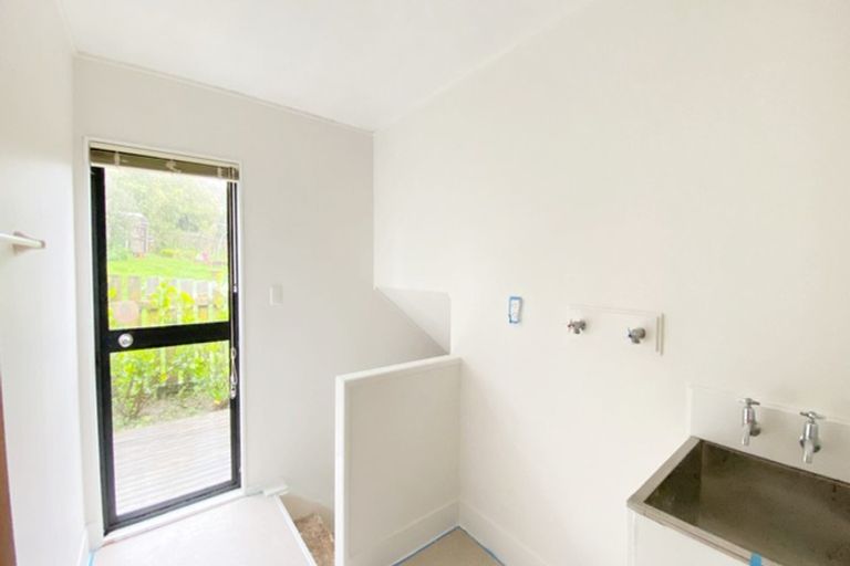 Photo of property in 16 Opanuku Road, Henderson Valley, Auckland, 0612