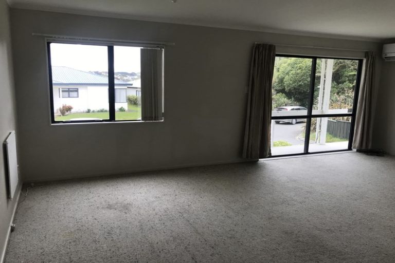 Photo of property in 10a Ted Gilberd Place, Newlands, Wellington, 6037