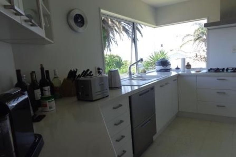 Photo of property in 18 Marina View Drive, West Harbour, Auckland, 0618
