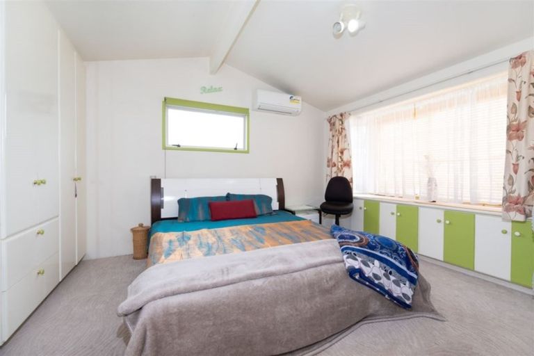 Photo of property in 80k Tirimoana Road, Te Atatu South, Auckland, 0602