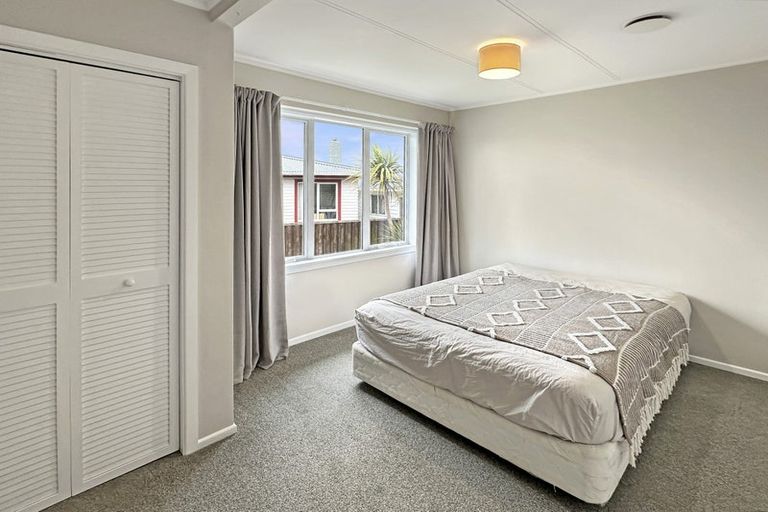 Photo of property in 6 Salford Street, Newlands, Wellington, 6037