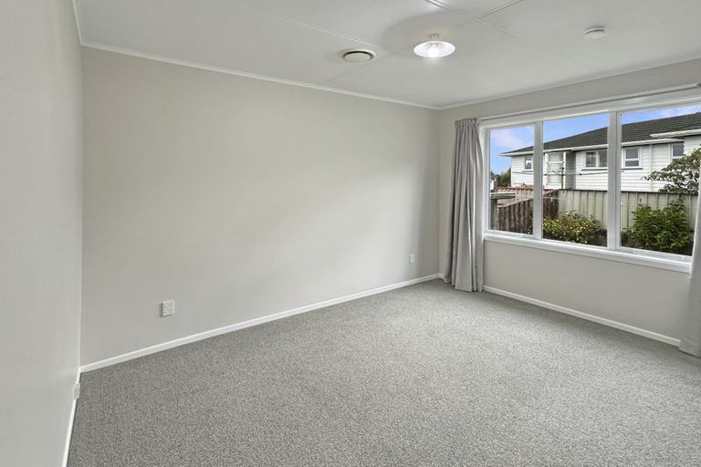 Photo of property in 6 Salford Street, Newlands, Wellington, 6037
