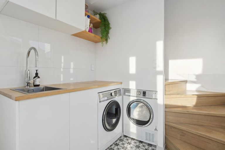 Photo of property in 570 Glenfield Road, Bayview, Auckland, 0629