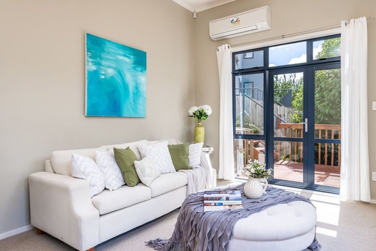 Photo of property in 5 Sonoma Crescent, Oteha, Auckland, 0632